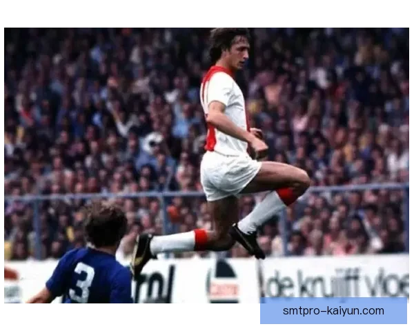 克鲁伊夫盘带特点引领足球风潮，技巧之旅备受关注